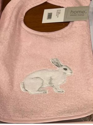 smekke home med brodert kanin rosa