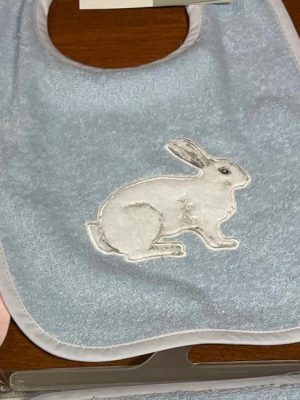 smekke home med brodert kanin blå